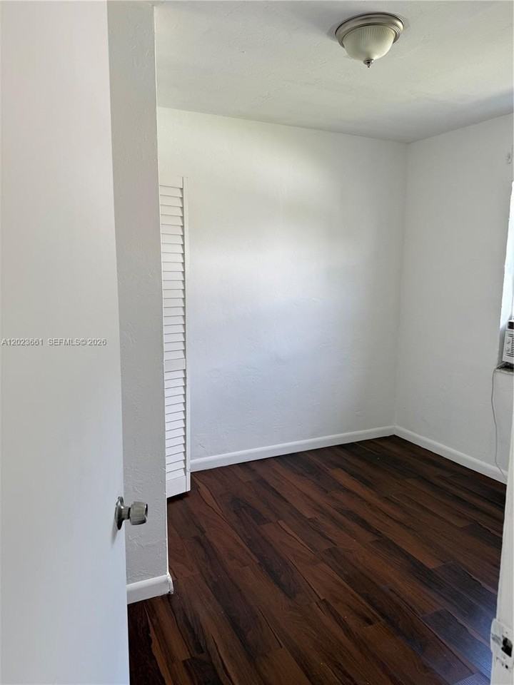 3810 Sw 25th St #1 - Photo 7 of 8