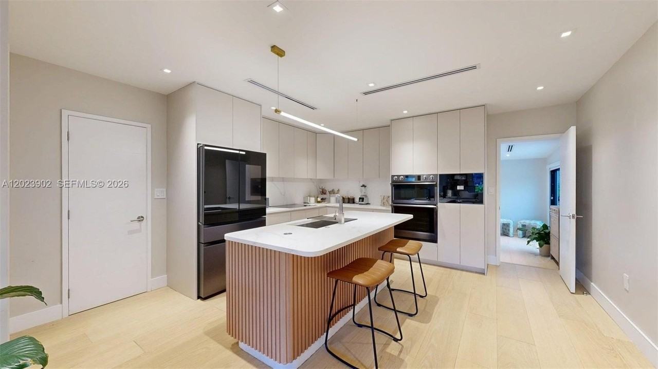 1277 Sw 19th St - Photo 4 of 50