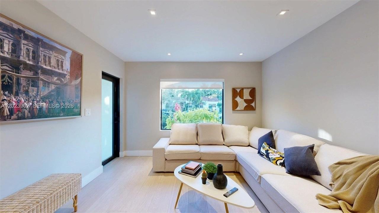 1277 Sw 19th St - Photo 5 of 50