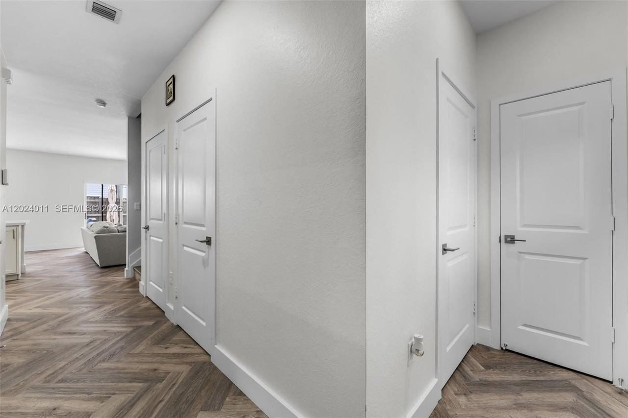 914 Se 18th St - Photo 4 of 23