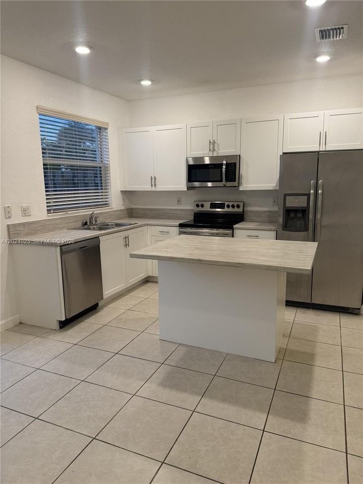2731 Se 15th St #2731 - Photo 3 of 16
