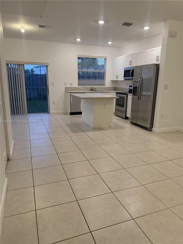 2731 Se 15th St #2731 - Photo 4 of 16