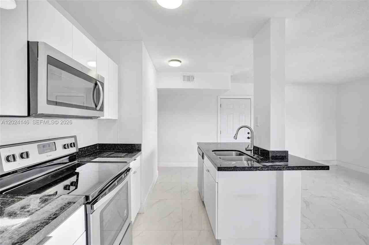 5731 Ne 18th Ave #6 - Photo 6 of 28