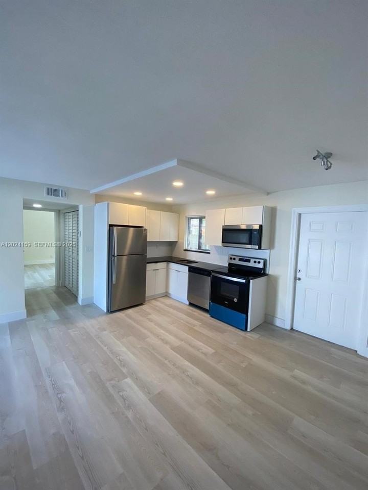 615 Ne 26th St #7 - Photo 2 of 15