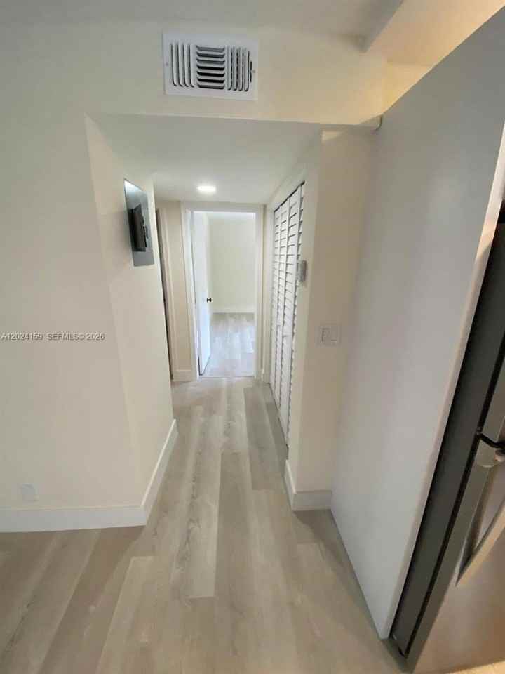 615 Ne 26th St #7 - Photo 4 of 15