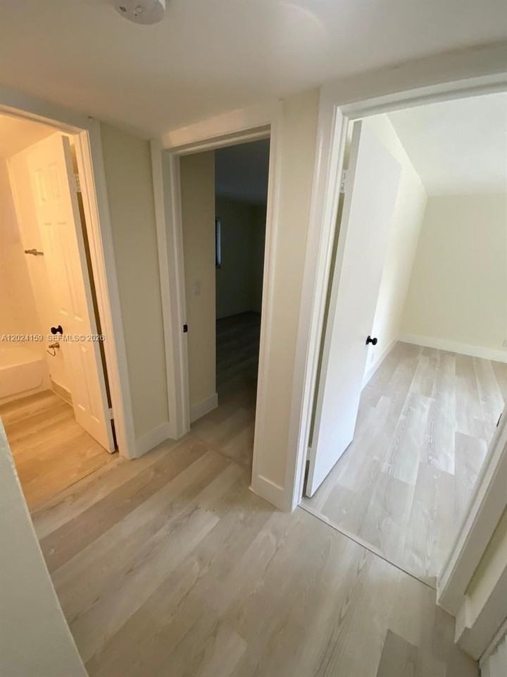 615 Ne 26th St #7 - Photo 5 of 15