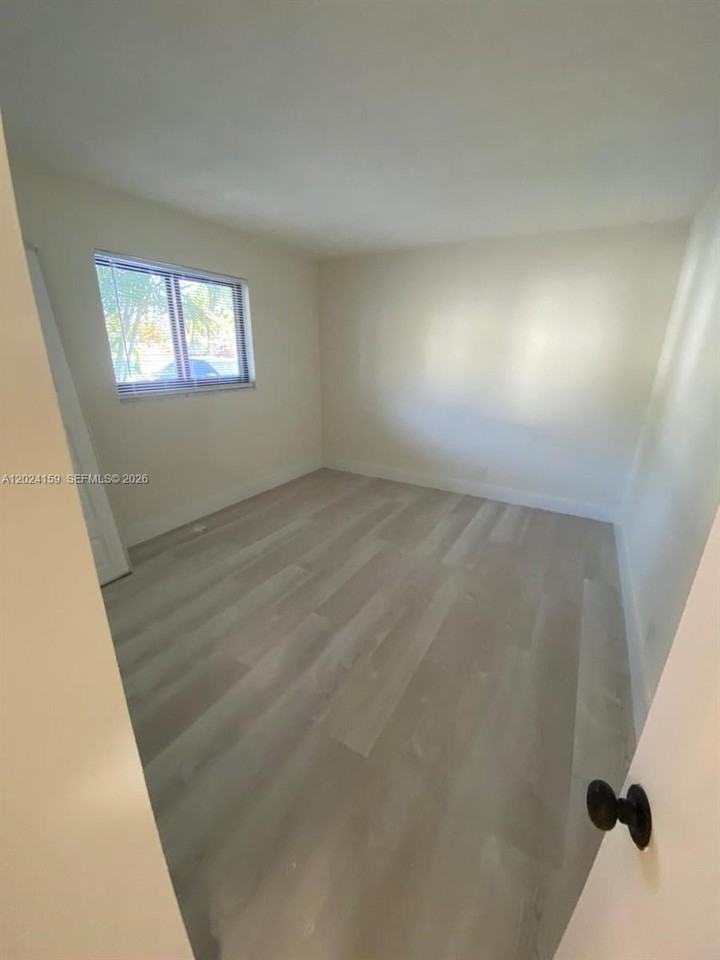 615 Ne 26th St #7 - Photo 6 of 15