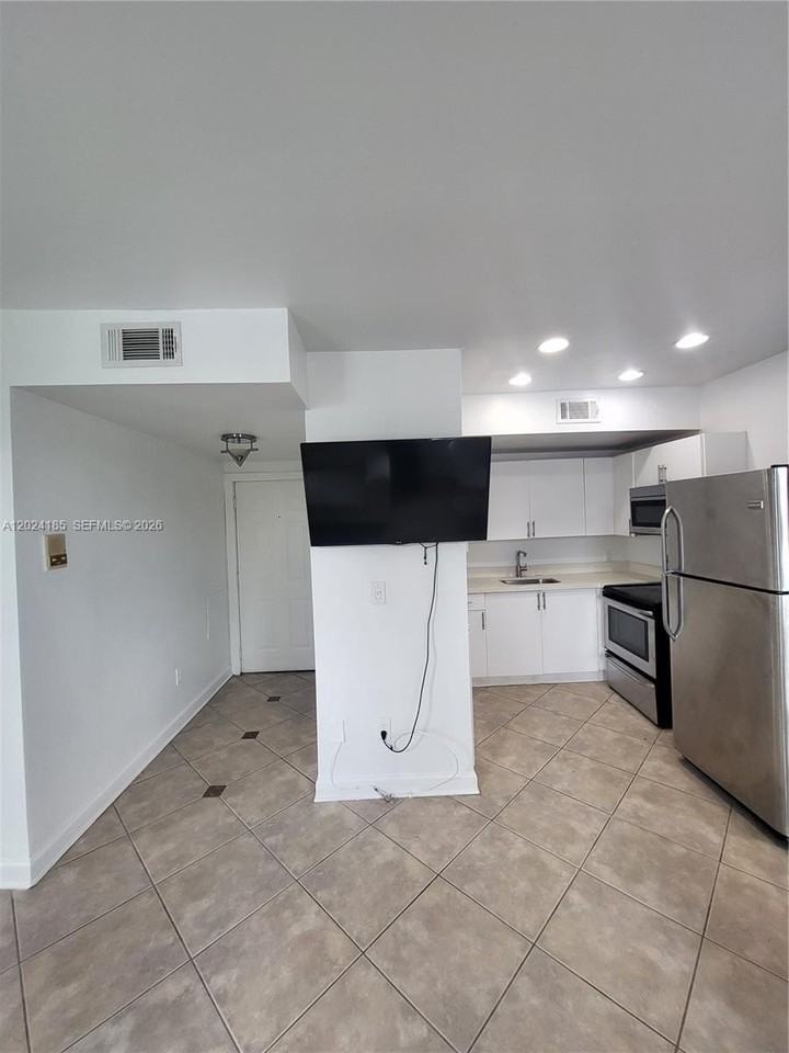 1008 Jefferson Ave #303 - Photo 3 of 11