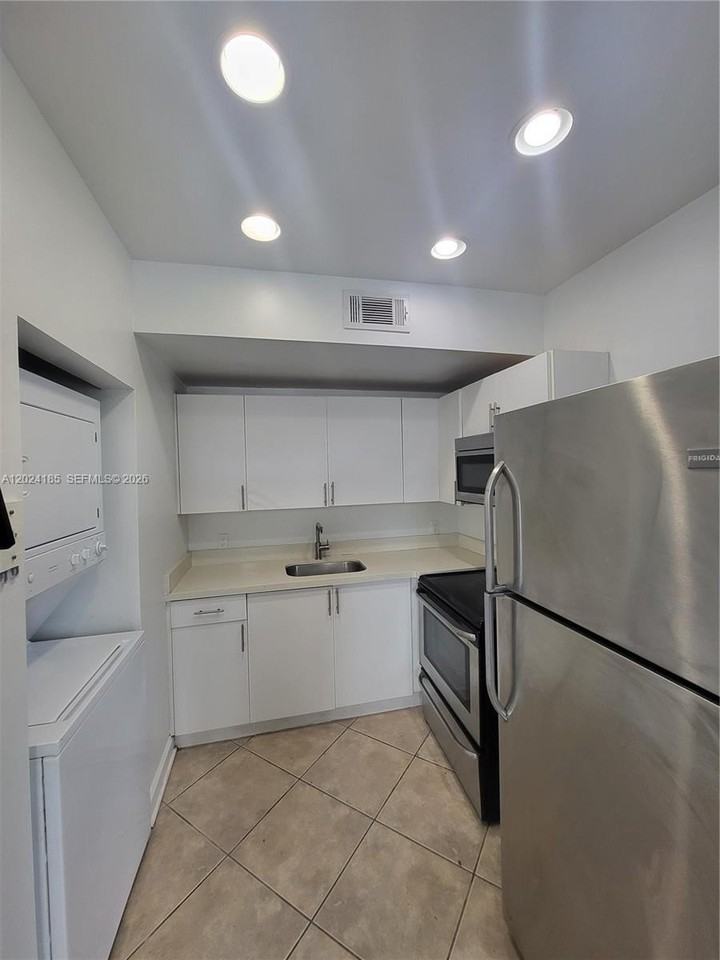 1008 Jefferson Ave #303 - Photo 5 of 11