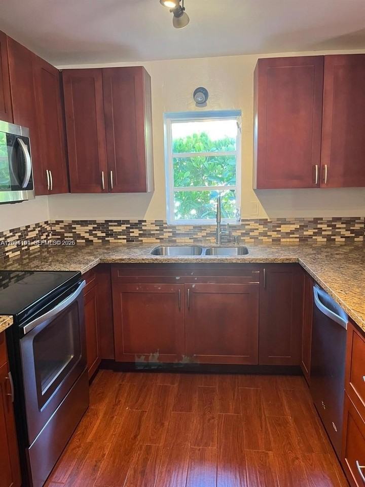 1912 Taylor St - Photo 5 of 17