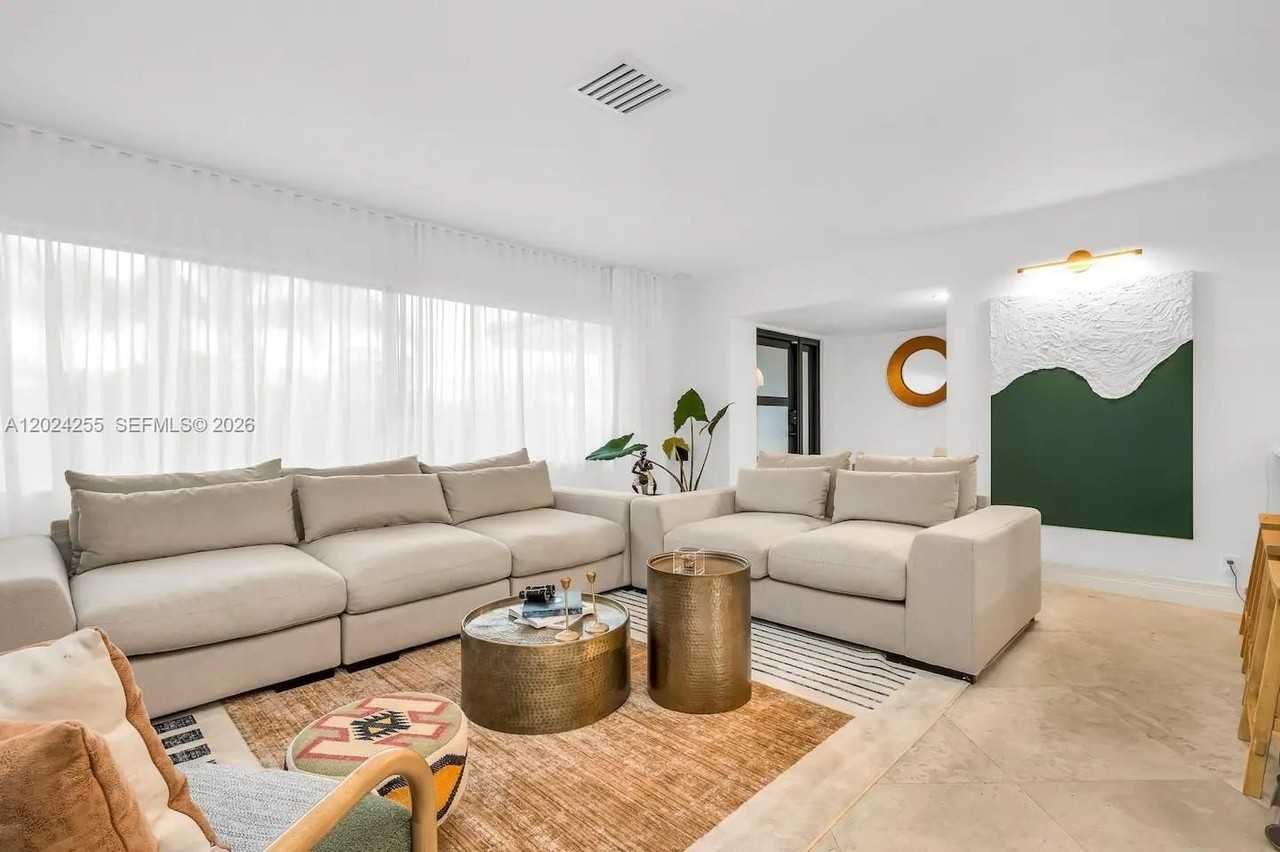 5250 Ne 15th Ave - Photo 5 of 40