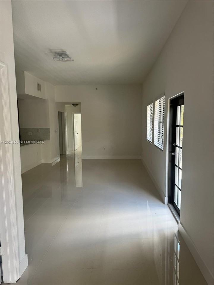 2851 Riverside Dr #205N - Photo 4 of 15
