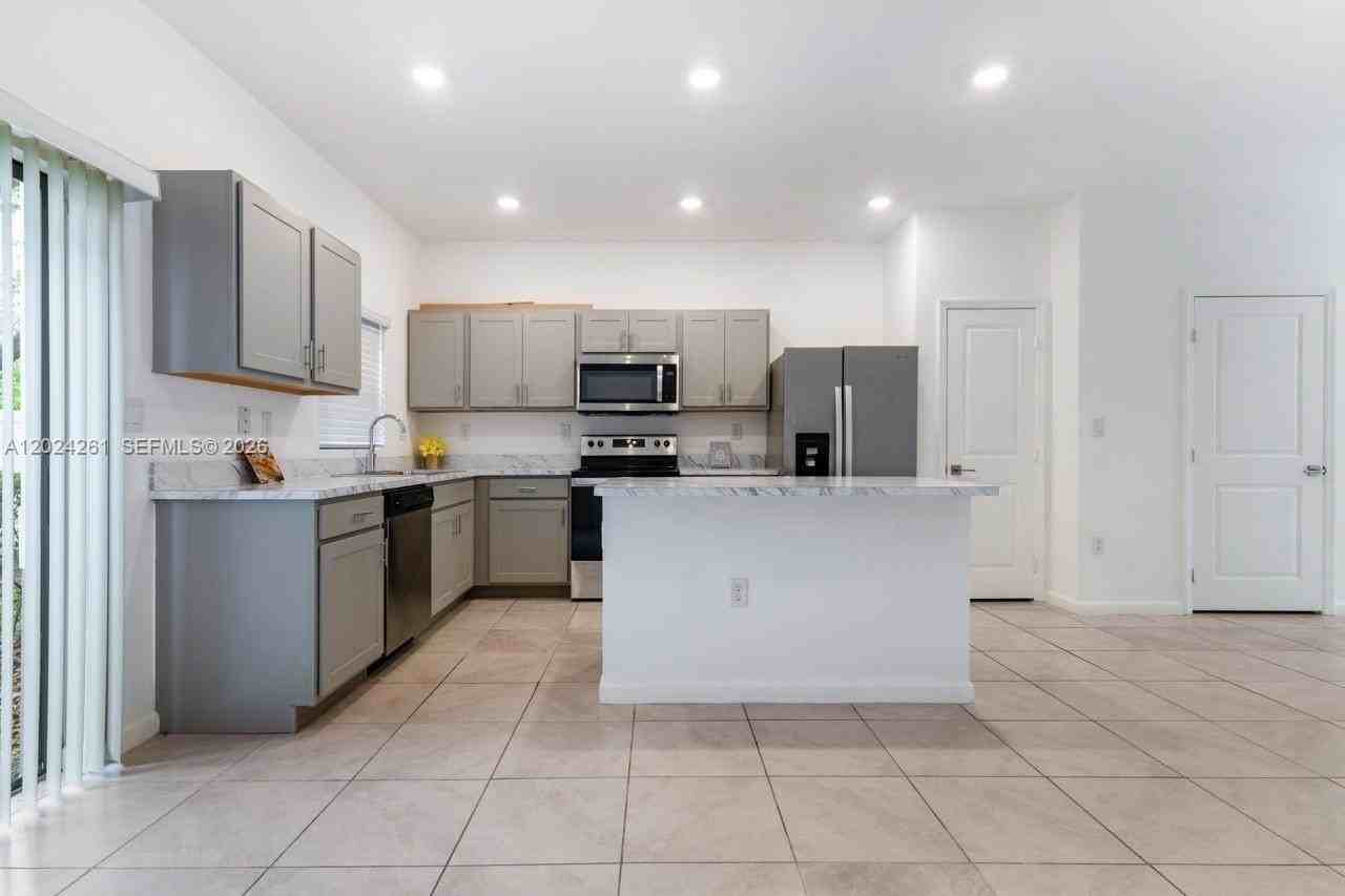 1170 Sw 7th Ct #1170 - Photo 6 of 33