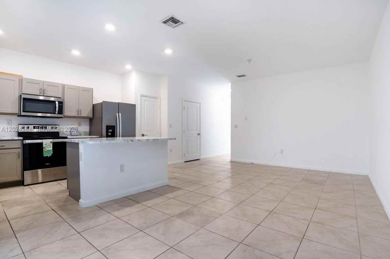 1170 Sw 7th Ct #1170 - Photo 7 of 33