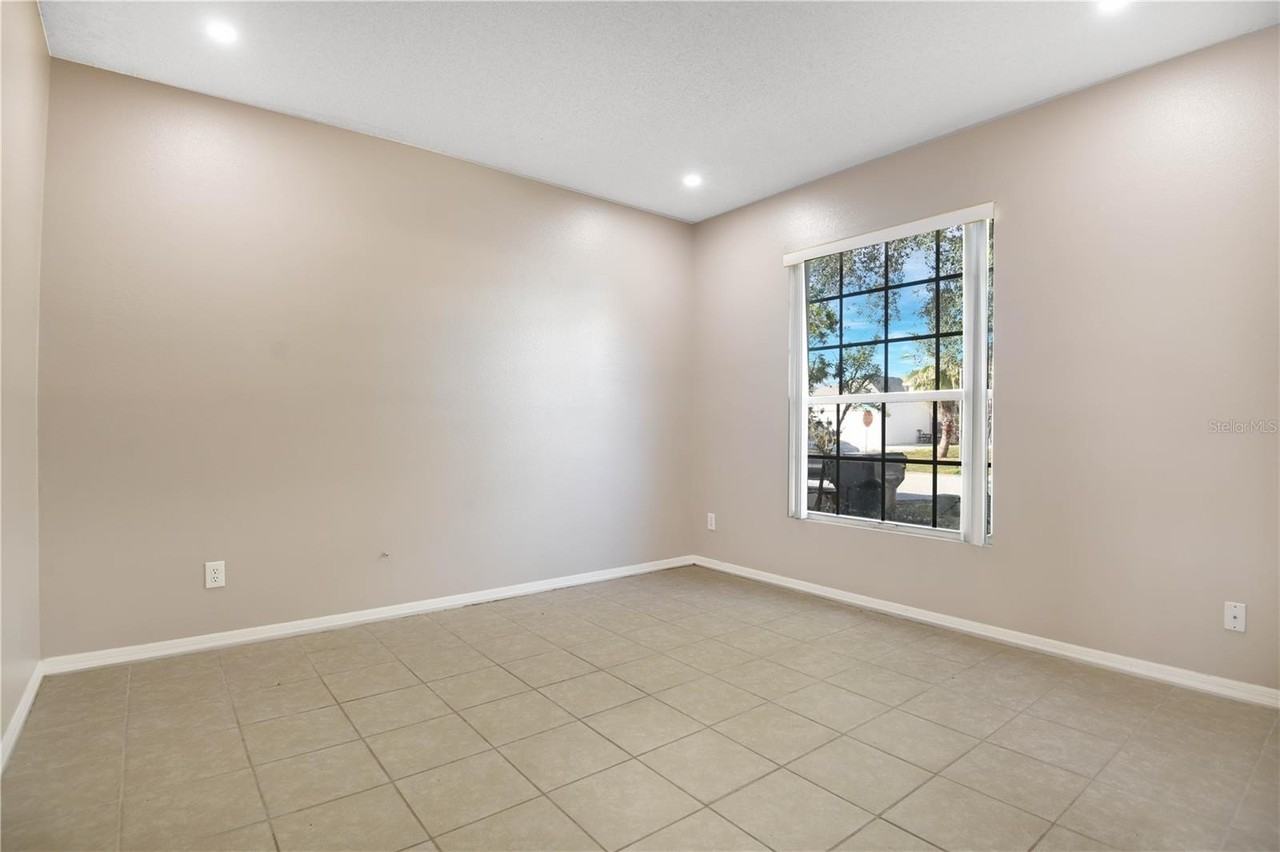 915 Knollwood Dr - Photo 2 of 18
