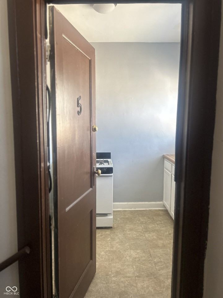 636 E 37th St #5 - Photo 4 of 24