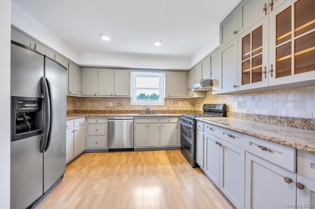 405 Massapequa Ave - Photo 5 of 28