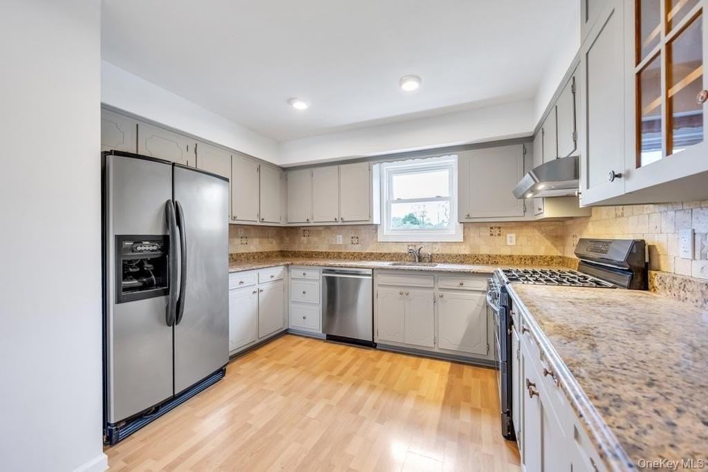 405 Massapequa Ave - Photo 7 of 28