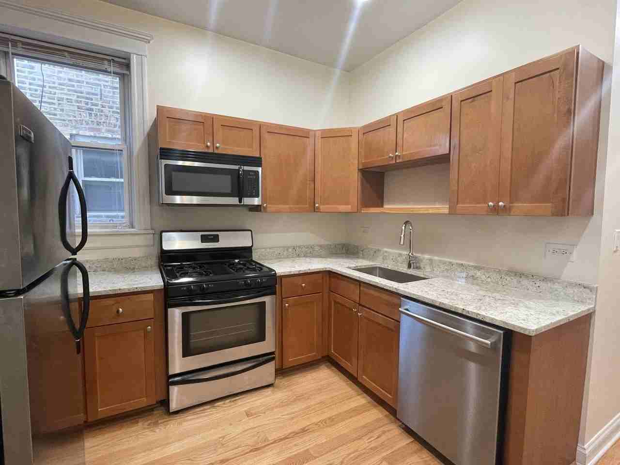 1613 W Berwyn Ave #1 - Photo 6 of 13