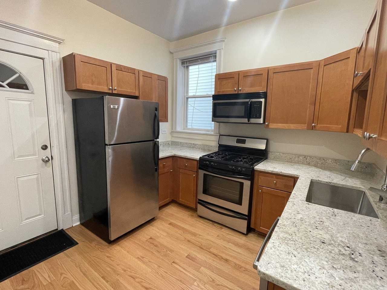 1613 W Berwyn Ave #1 - Photo 7 of 13