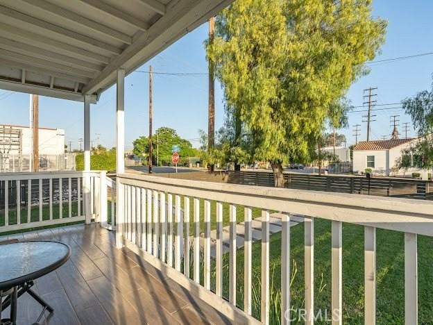 423 E Stuart Ave - Photo 4 of 42