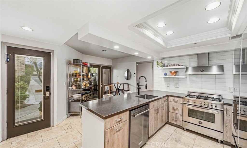 998 Village Sq N - Photo 6 of 21