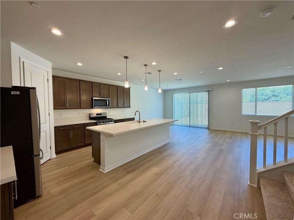 21600 Thomas Ct - Photo 2 of 25