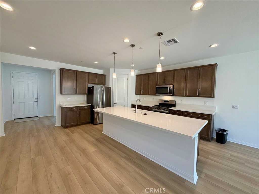 21600 Thomas Ct - Photo 4 of 25