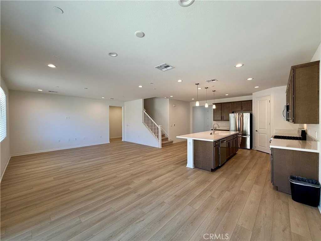 21600 Thomas Ct - Photo 5 of 25