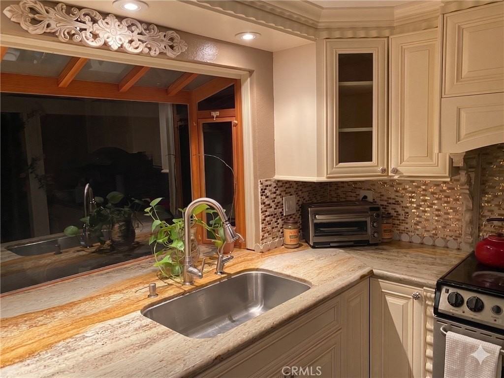 25522 Mackenzie St - Photo 7 of 17