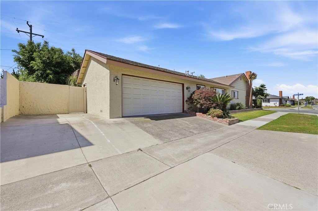 9306 Gregory St - Photo 3 of 41