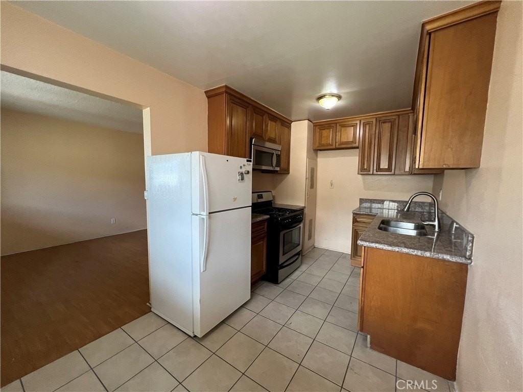 4387 W 134th St #F - Photo 4 of 12