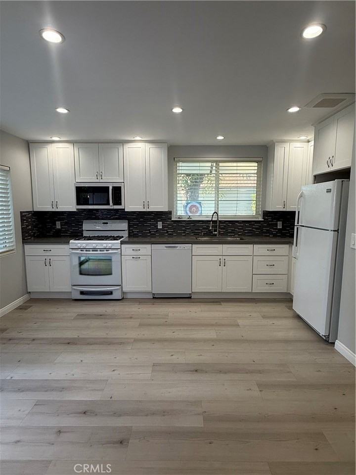 6504 Hesperia Ave - Photo 3 of 11