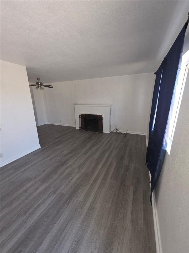 512 E St - Photo 3 of 20
