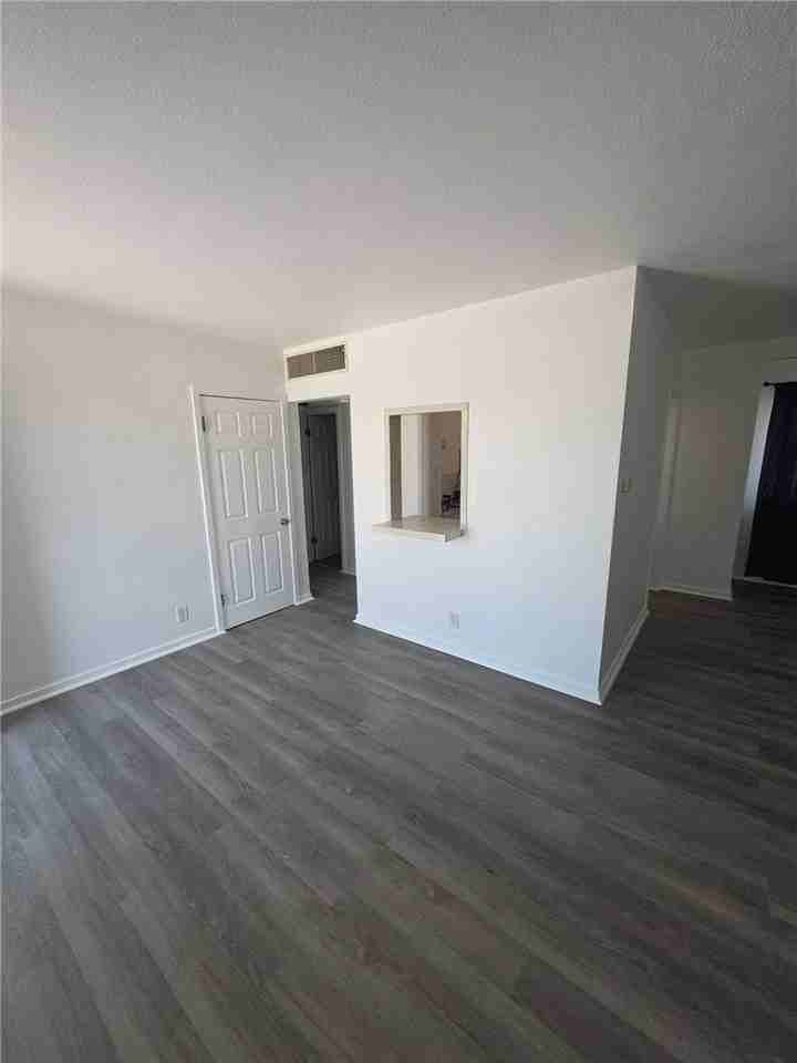512 E St - Photo 5 of 20
