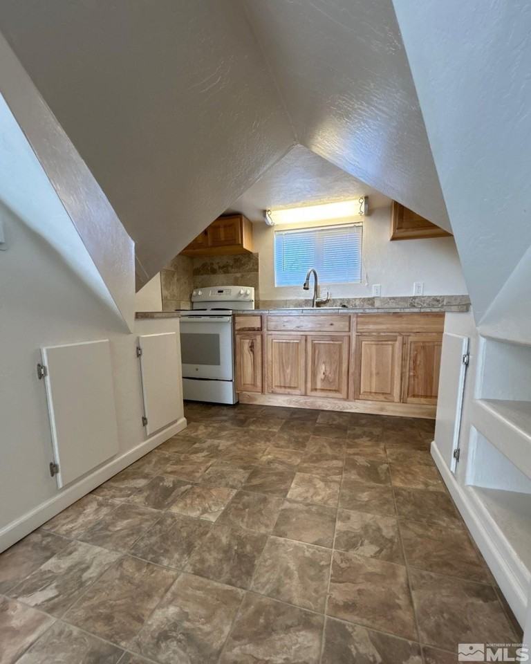 621 1/2 6th St - Photo 4 of 12