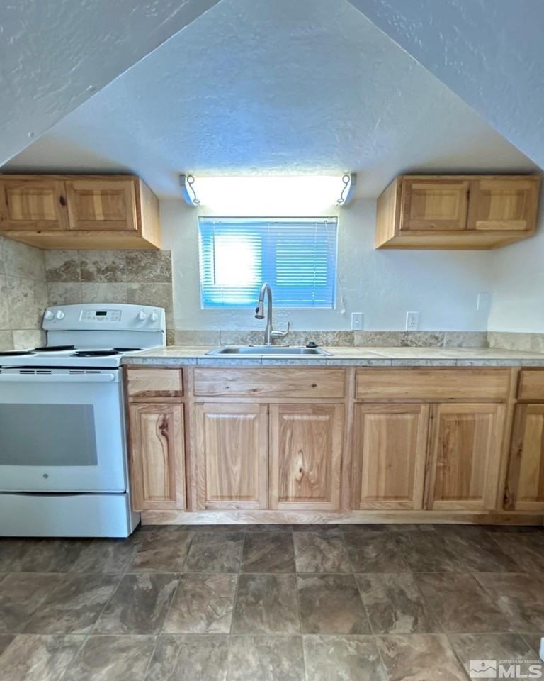 621 1/2 6th St - Photo 5 of 12