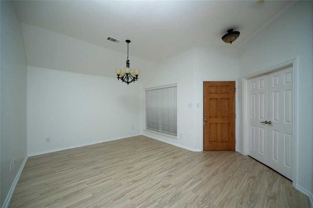 2708 Comanche Trl - Photo 5 of 30