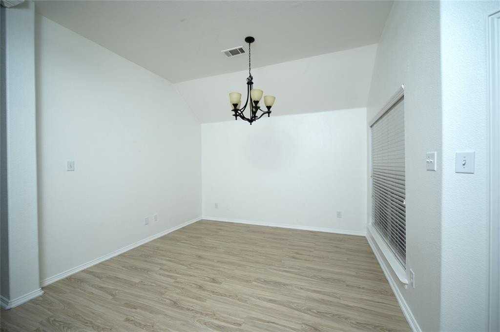 2708 Comanche Trl - Photo 6 of 30