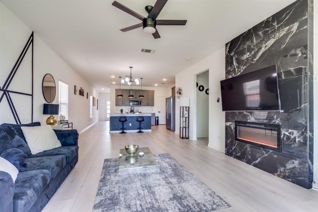 3351 Conroe St - Photo 5 of 17