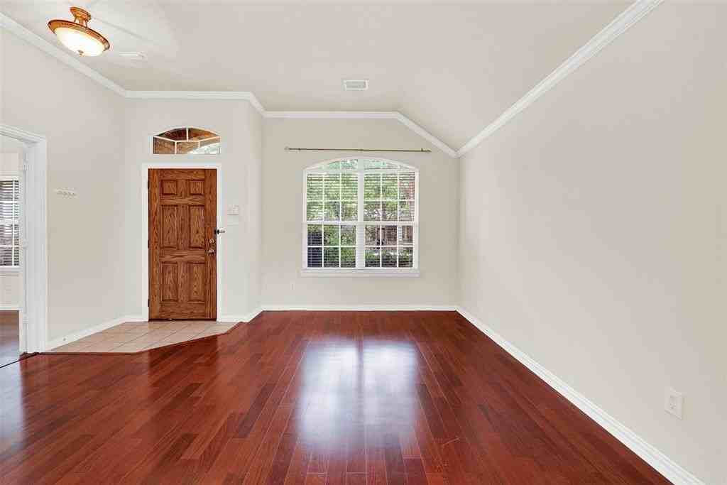 5305 Hampshire Dr - Photo 4 of 21