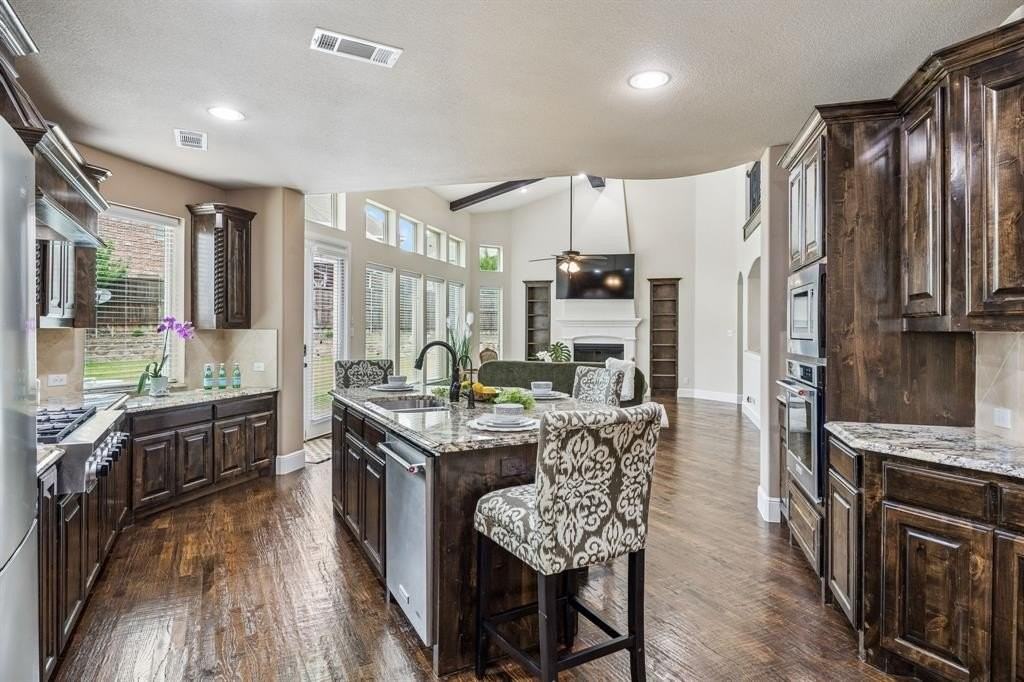 2192 Hidalgo Ln - Photo 7 of 32