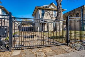 featured image of 1910 N Carroll Ave