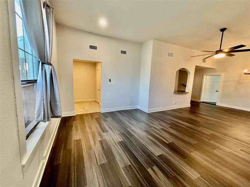 1910 N Carroll Ave - Photo 5 of 20