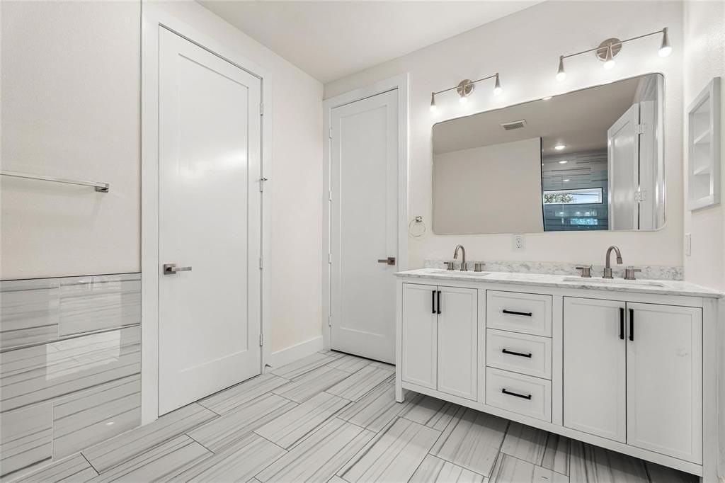 402 S Henderson Ave - Photo 4 of 6