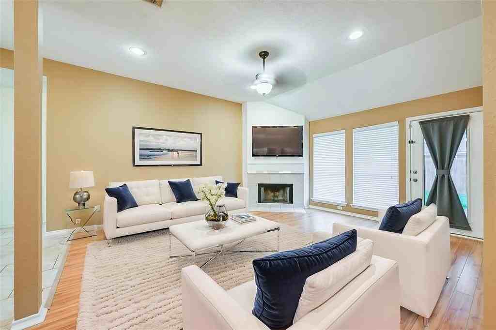 1136 Park Gln - Photo 3 of 15