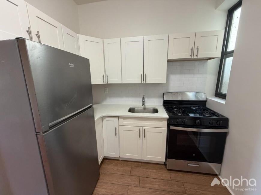 231 Henry St - Photo 4 of 8