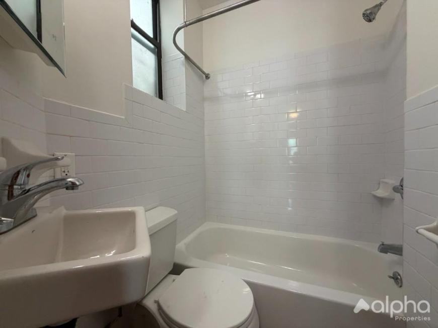 231 Henry St - Photo 5 of 8