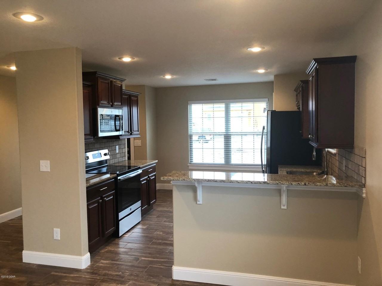 2201 S Pearl Ave - Photo 2 of 10