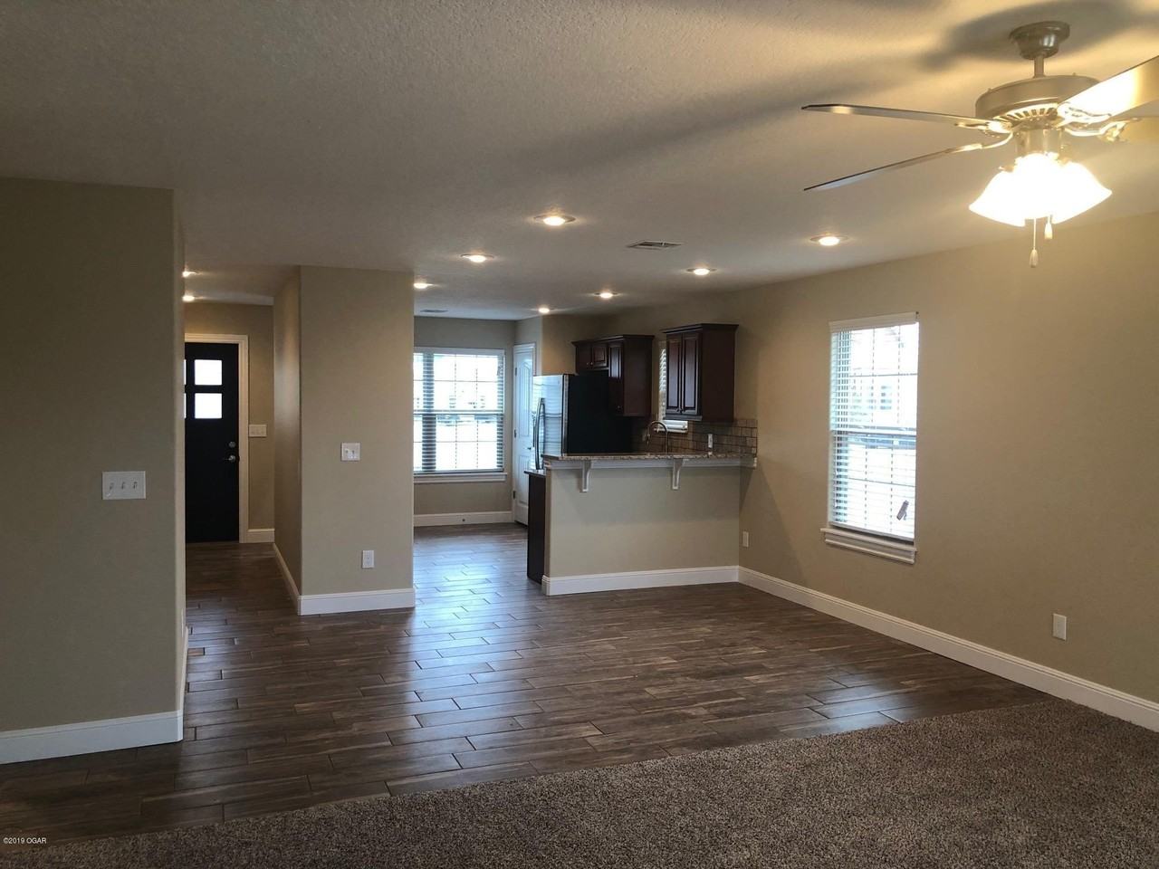 2201 S Pearl Ave - Photo 3 of 10